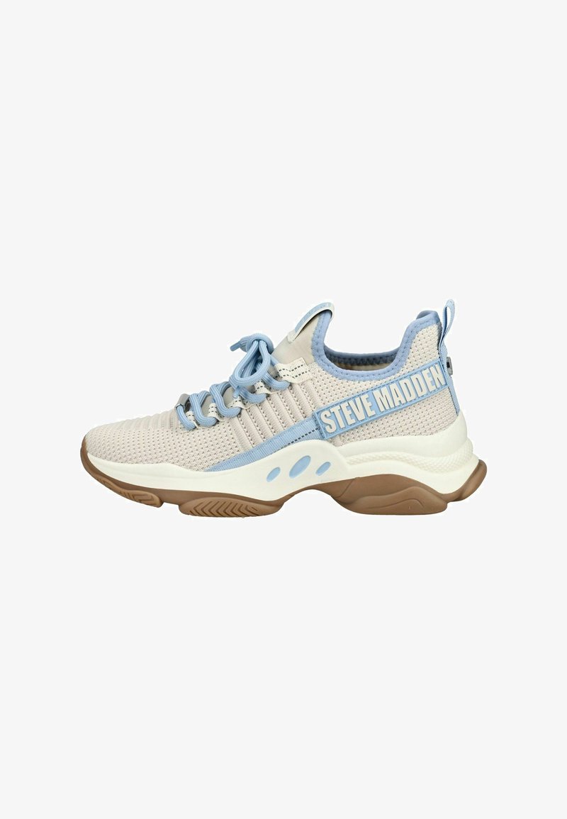 Baskets tricotées gris clair et bleu avec lacets bleus, texte « STEVE MADDEN » sur le côté, et une semelle épaisse en caoutchouc blanche et marron.