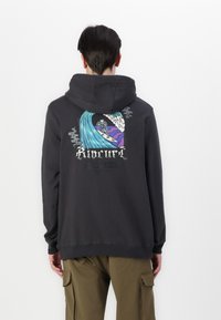 Dunkelgrauer Hoodie mit einem Grafikdesign eines Skeletts, das auf einer Welle surft, mit blauen und lila Akzenten. Aus Baumwolle, lockere Passform.