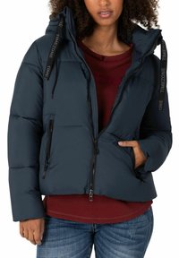 Marineblauer Pufferjacke mit Kapuze, Reißverschluss vorne, zwei Seitenfächern und kontrastierenden Kordeln mit dem Text "TIMEZONE". Weicher, gesteppten Stoff.