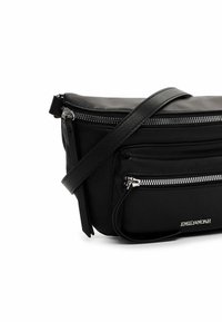 Borsa a tracolla in pelle nera con molte tasche zip, texture liscia e tracolla regolabile. Presenta dettagli in metallo di colore argento e logo.