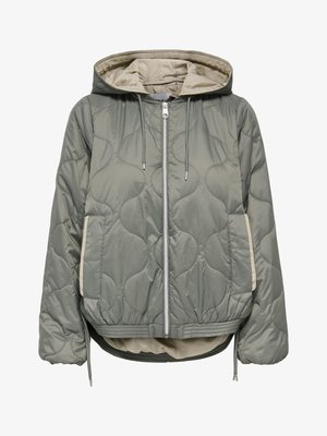 Siva prošivana jakna s kapuljačom, ima prednji patentni zatvarač, bočne džepove i kontrastnu bež podstavu. Glatke teksture i opuštenog kroja.