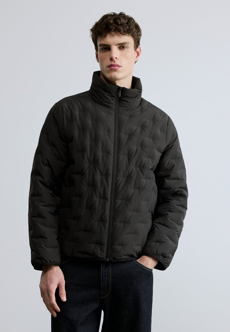 Calvin Klein HEAT SEAL QUILTED PUFFER - Bunda z prachového peří - black