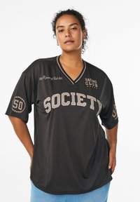 Schwarzes Mesh-Jersey mit V-Ausschnitt, kurzen Ärmeln und beiger "SOCIETY"-Aufschrift. Enthält das Racing Club-Logo und das 50-Emblem.