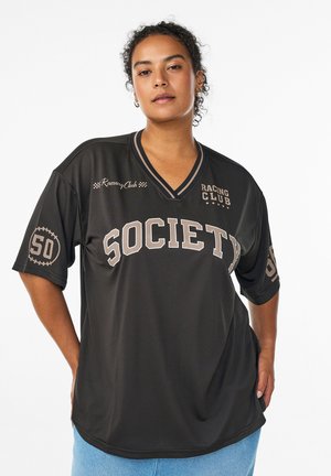 Schwarzes Mesh-Jersey mit V-Ausschnitt, kurzen Ärmeln und beiger "SOCIETY"-Aufschrift. Enthält das Racing Club-Logo und das 50-Emblem.