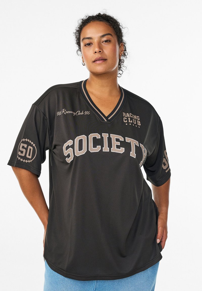 Schwarzes Mesh-Jersey mit V-Ausschnitt, kurzen Ärmeln und beiger "SOCIETY"-Aufschrift. Enthält das Racing Club-Logo und das 50-Emblem.