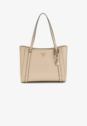 Beige Tragetasche aus glattem synthetischem Material, mit doppelt getragenen Trägern, einem dreieckigen Logo auf der Vorderseite und einem angehängten dekorativen Charm.