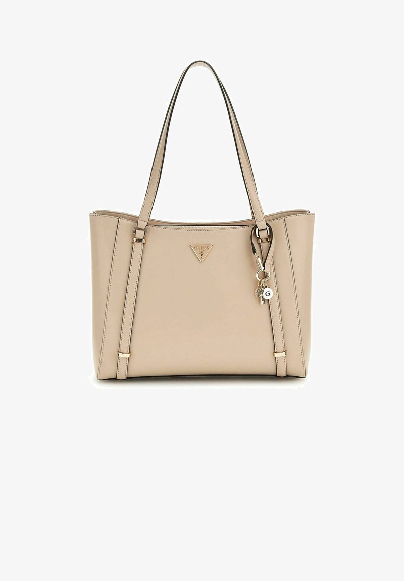 Bolsa tote beige con material sintético suave, asas dobles, un logo triangular en la parte frontal y un charm decorativo adjunto.