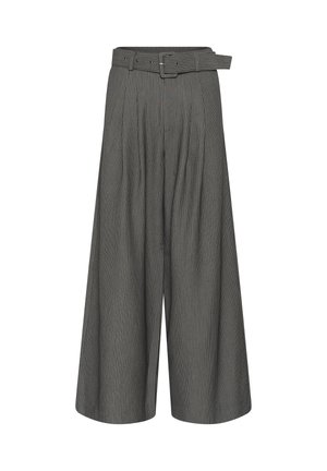 Magas derekú, bőszárú, szürke tűzött csíkos nadrág, redőkkel és hozzáillő textilszíjjal, fehér háttéren bemutatva.