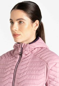 Rosafarbene gesteppten Jacke mit hohem Kragen, ausgestattet mit einem Reißverschluss und einem strukturierten Muster auf dem Stoff. Glatte Oberfläche mit leichtem Design.