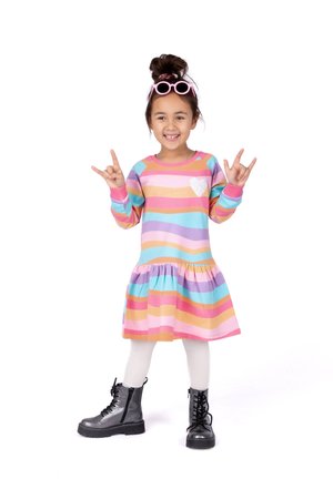 Buntgestreiftes Kleid mit langen Ärmeln, das horizontale Streifen in Pink, Blau und Gelb zeigt und einen Rüschensaum hat. Kombiniert mit grauen Kampfstiefeln und Sonnenbrille.