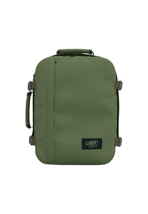 Vihreä suorakaiteen muotoinen matkakassi, joka on lentokoneen matkustamon kokoinen, kahvoilla ylhäällä ja sivulla, neljä harmaata solkihihnaa ja "cabin zero" -logolla varustettu merkki edessä.