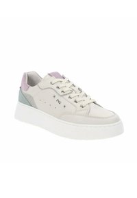 Białe skórzane sneakersy z jasnoróżowymi i niebieskimi akcentami, zawiązywane, okrągły nosek i dekoracyjne ćwieki po boku. Podwyższona biała podeszwa.