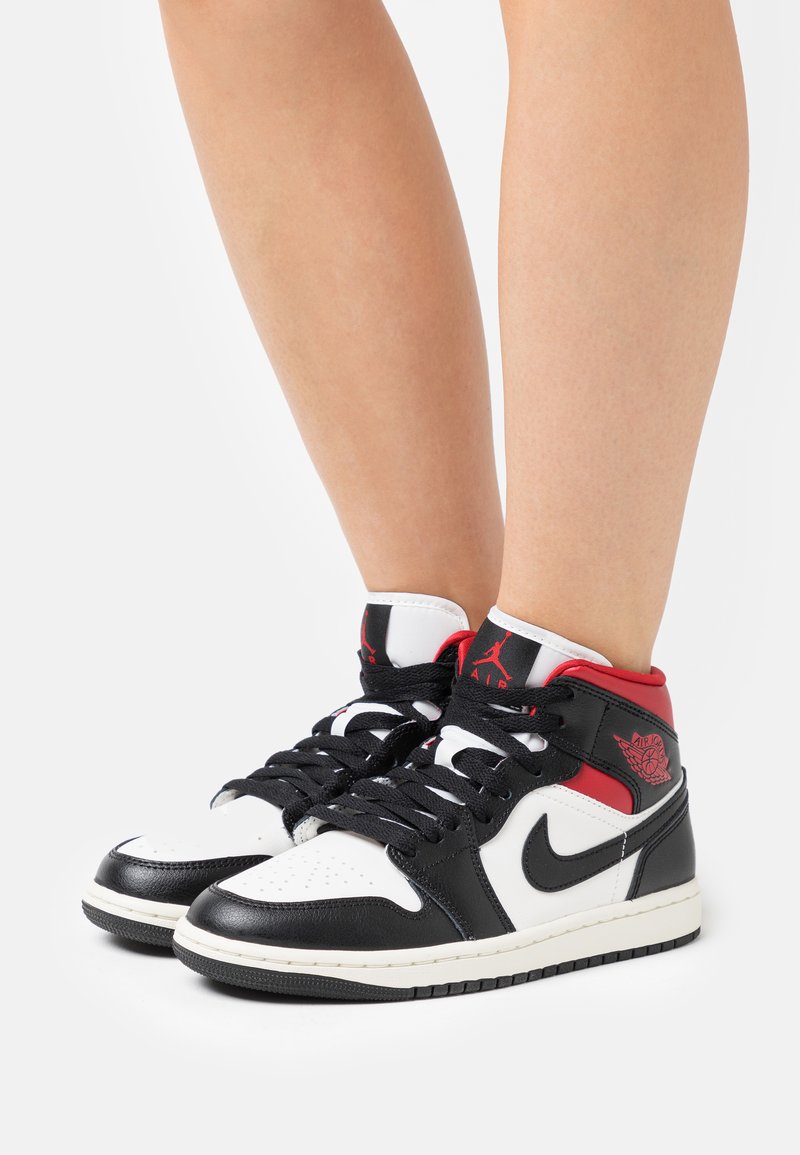 Jordan - AIR JORDAN 1 MID - Korkeavartiset tennarit - black/gym red/sail, Suurenna