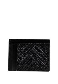 Portafoglio nero realizzato in pelle texturizzata, con un motivo geometrico, design slim e più slot per carte su un lato.