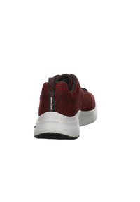 Sneaker rossa lavorata a maglia con tallone nero e suola intermedia bianca. Marchio evidente sul retro e parte superiore testurizzata per una buona traspirabilità.