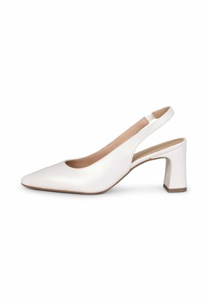 Zapato blanco tipo slingback con punta afilada, tacón bajo y grueso, y diseño de talón abierto sobre un fondo blanco liso.