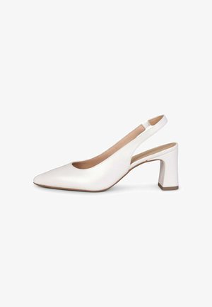 Zapato blanco tipo slingback con punta afilada, tacón bajo y grueso, y diseño de talón abierto sobre un fondo blanco liso.