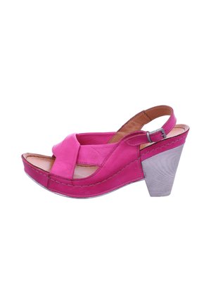 Rosa Leder-Slingback-Keilabsatzschuh mit gekreuztem Riemendesign, offenem Zehenbereich und einem grauen, holzstrukturierter Absatz. Entworfen für Komfort und Unterstützung.