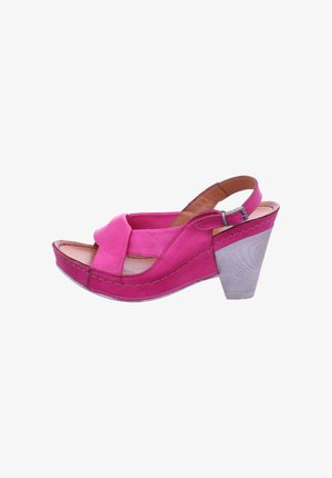 Rosa Leder-Slingback-Keilabsatzschuh mit gekreuztem Riemendesign, offenem Zehenbereich und einem grauen, holzstrukturierter Absatz. Entworfen für Komfort und Unterstützung.