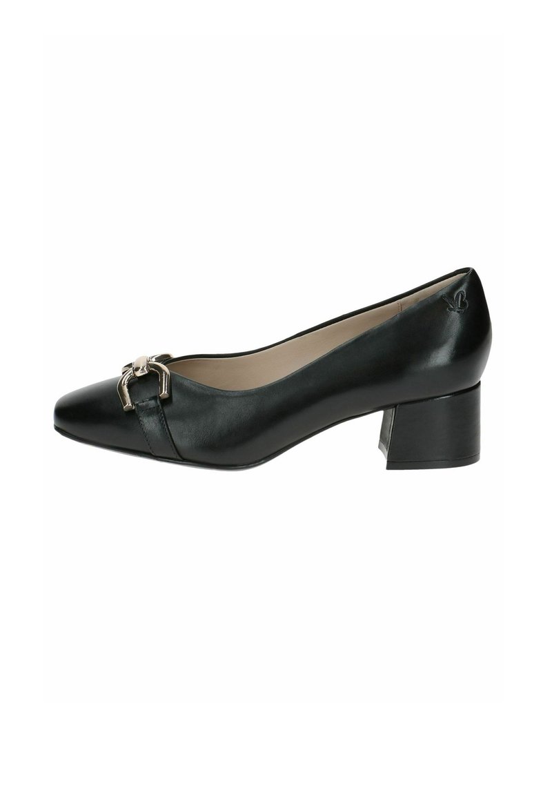 Fekete bőr magassarkú cipő, hegyes orral, fémes díszítéssel és blokk sarkú kivitelben. Simább felület, fényes befejezéssel.