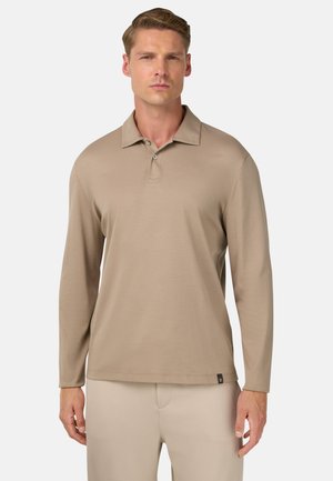 Beige Langarm-Polohemd aus glattem Stoff, mit klassischem Kragen, Knopfleiste und dezentem Logostick am Saum.
