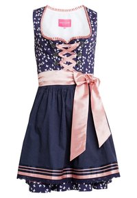 Granatowa sukienka dirndl z białym nadrukiem motyli, różowa sznurówka na górze, szeroki różowy satynowy pas w talii związany w kokardę oraz fartuch w kropki.