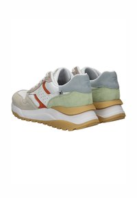 Sneaker mit einer Mischung aus beigefarbenem, weißem, orangefarbenem und grünem Wildleder und Leder, ausgestattet mit einer chunky Sohle und perforierten Details.