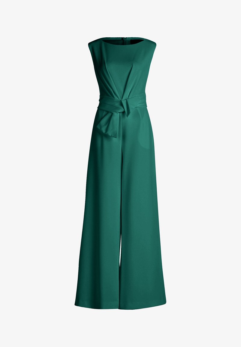 Combinaison verte à jambes larges avec un corsage ajusté, encolure bateau et un détail de taille nouée. Tissu lisse sans motifs ni embellissements visibles.