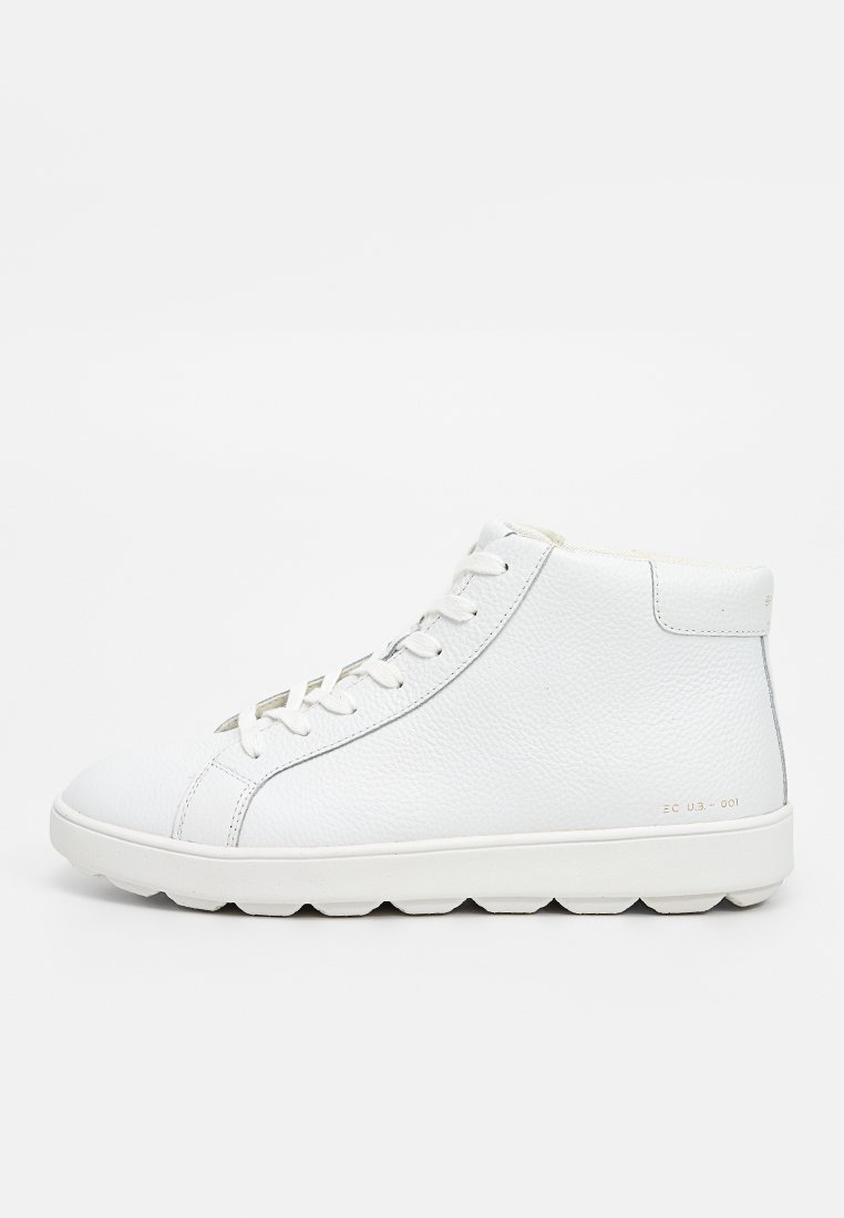 Białe skórzane sneakersy typu high-top z teksturowaną powierzchnią, okrągłym noskiem i płaską gumową podeszwą. Posiadają proste sznurowanie i minimalny branding.