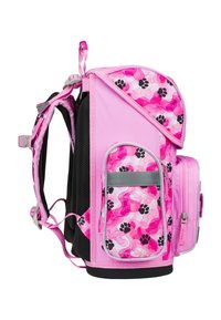 Růžový batoh s květinovým vzorem a černými tlapkovými stopami. Obsahuje síťovaná záda, více kapes a nastavitelné popruhy.