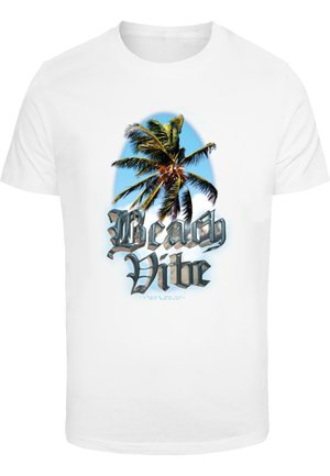 Tricou alb cu mânecă scurtă, având un design cu palmier și textul "Beach Vibe" scris în litere stilizate, îndrăznețe, în nuanțe de albastru și gri.