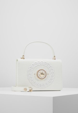Sac à main blanc en relief crocodile avec un accent doré rond, des détails en corde et une bandoulière détachable. Forme rectangulaire compacte.
