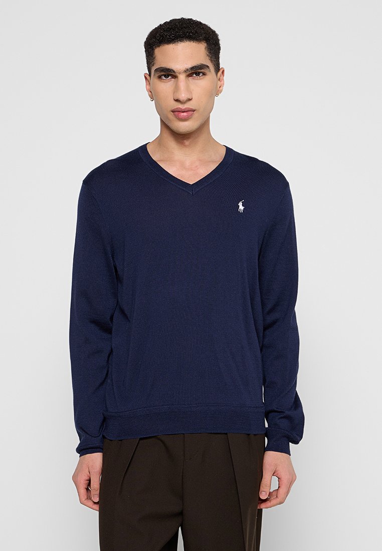 Maglione navy a V realizzato in tessuto lavorato a maglia, con maniche lunghe e un piccolo logo bianco nella zona del petto sinistro.