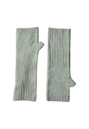 Paire de mitaines tricotées gris clair avec un motif côtelé, chacune avec un trou pour le pouce et des doigts ouverts.