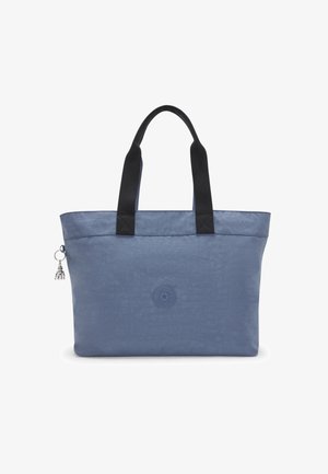 Blå nylon tote bag med sorte håndtag, der har en struktureret overflade, et logo patch og en dekorativ charme hængende fra lynlås.