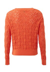 Oranje trui met lange mouwen, gebreid met een opengewerkt bladmotive en geribbelde manchetten en tailleband, gezien vanaf de achterkant.