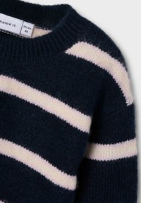 Pull en maille bleu marine avec de larges rayures horizontales rose clair et un col rond côtelé, étiqueté pour taille tout-petit 1½-2 ans.