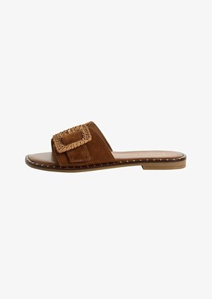 Brun ruskinds slide sandal med et vævet element på stropperne, flad sål med syninger og minimalistisk design.