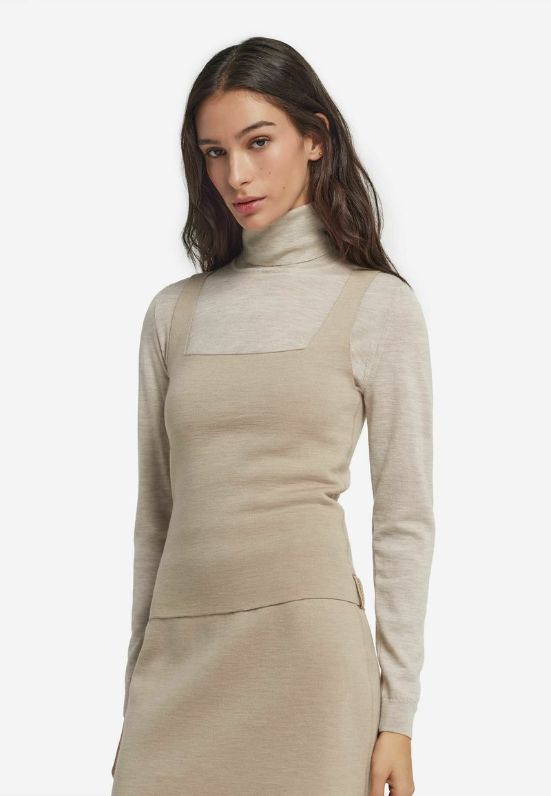 Beżowa bluzka z golfem, z kwadratowym dekoltem i długimi rękawami, wykonana z teksturowanej, lekkiej dzianiny.