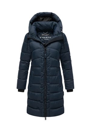 Palton lung de iarnă, căptușit, de culoare bleumarin, cu glugă, fermoar frontal, buzunare laterale și manșete interioare negre la încheietura mâinii.