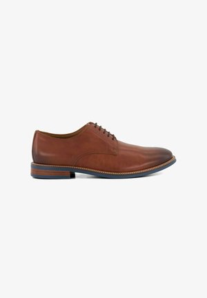 Chaussure habillée en cuir marron avec bout arrondi, cinq œillets pour les lacets, semelle contrastée avec des accents marron, et texture lisse.