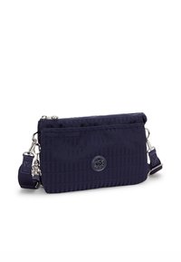 Borsa a tracolla in nylon blu navy con design testurizzato, accessori in argento, un'etichetta con logo e una tracolla regolabile. Chiusura con zip e forma compatta.
