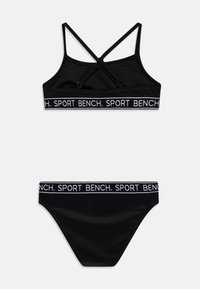 Svart sports-bikini sett med en bralette med kryssrygg og matchende bunn, begge med en kontrasterende merket midjebånd.