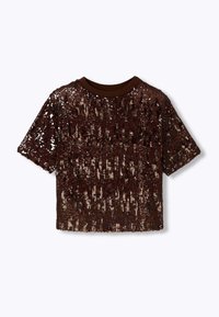 Chemise à manches courtes marron ornée de sequins avec un col rond. Le tissu présente un motif en couches de sequins scintillants et une texture lisse.