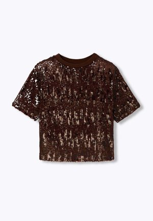 Chemise à manches courtes marron ornée de sequins avec un col rond. Le tissu présente un motif en couches de sequins scintillants et une texture lisse.