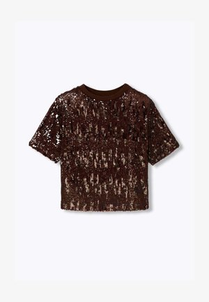 Chemise à manches courtes marron ornée de sequins avec un col rond. Le tissu présente un motif en couches de sequins scintillants et une texture lisse.
