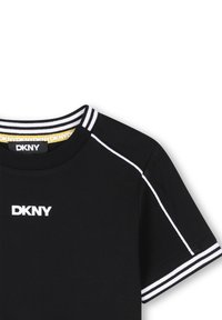 Zwarte DKNY t-shirt met een ronde hals, witte gestreepte ribgebreide rand en een witte logo op de voorkant. Glad katoen textuur overal.