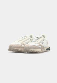 Lacoste sneakers hebben een witte mesh en suède bovenkant, grijze textiele accenten, een vetersluiting aan de voorkant en een gestructureerde buitenzool voor grip.