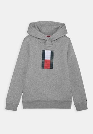 Sweat à capuche gris à manches longues avec un logo rectangulaire central présentant des bandes verticales en noir, blanc et rouge.