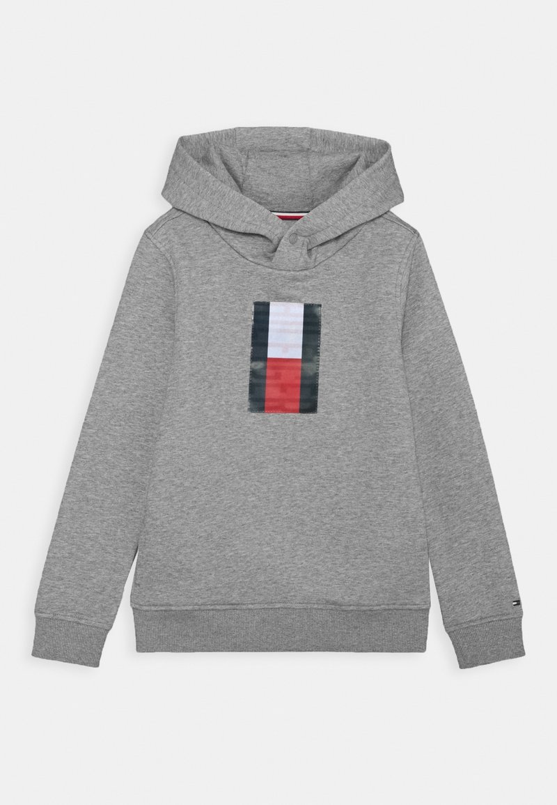 Sweat à capuche gris à manches longues avec un logo rectangulaire central présentant des bandes verticales en noir, blanc et rouge.